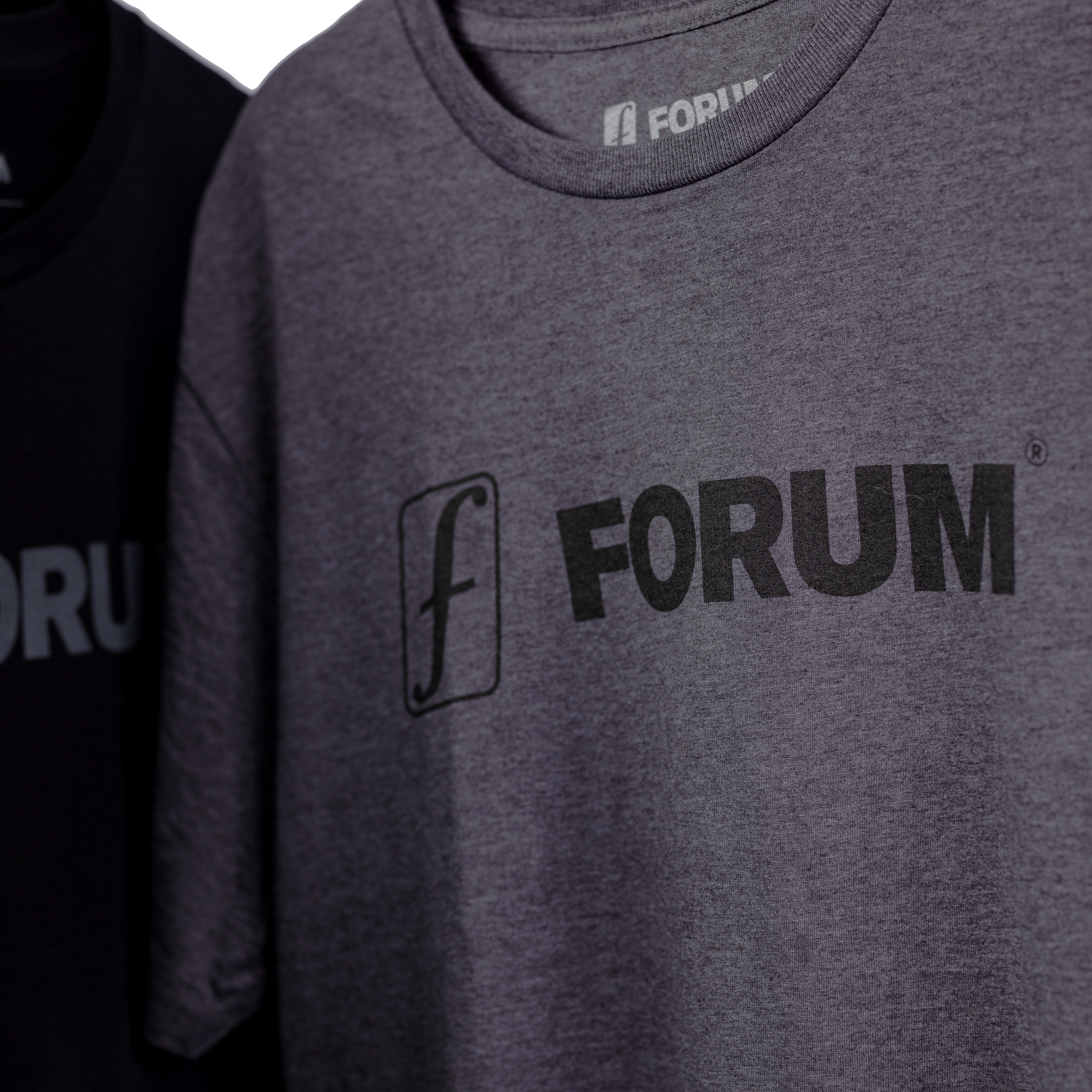 FORUM LOCKUP T-SHIRT ASPHALT – FORUM SNOW